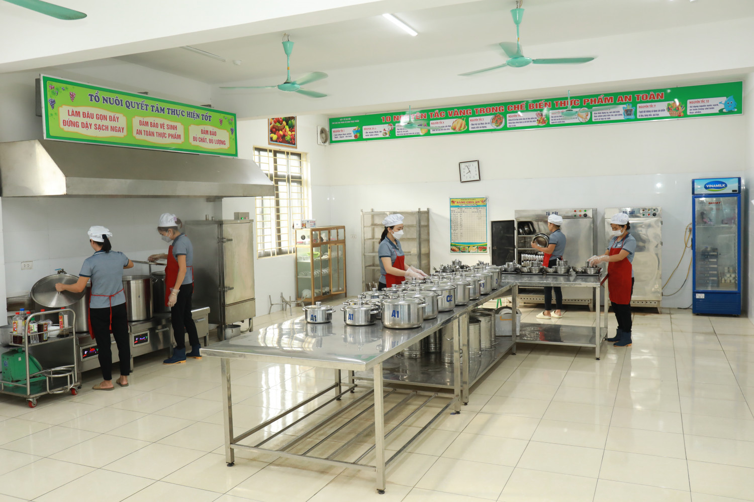 Trường MN Tam Hưng B, Huyện Thanh Oai   Các cô nhân viên nuôi dưỡng nấu ăn cho trẻ  9184