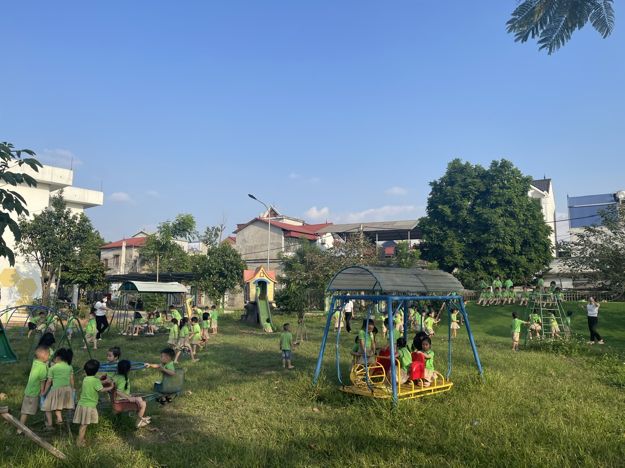 Trường MN Tam Hưng B, Huyện Thanh Oai Trẻ HĐNT tại sân cỏ 1